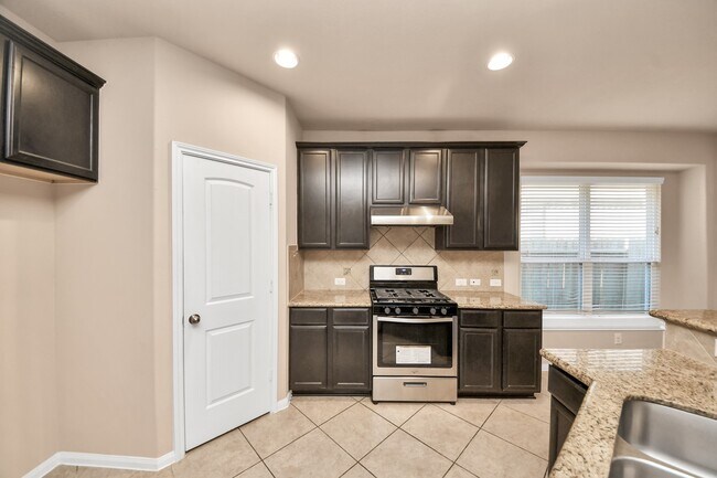 Building Photo - 3115 Lake Dr