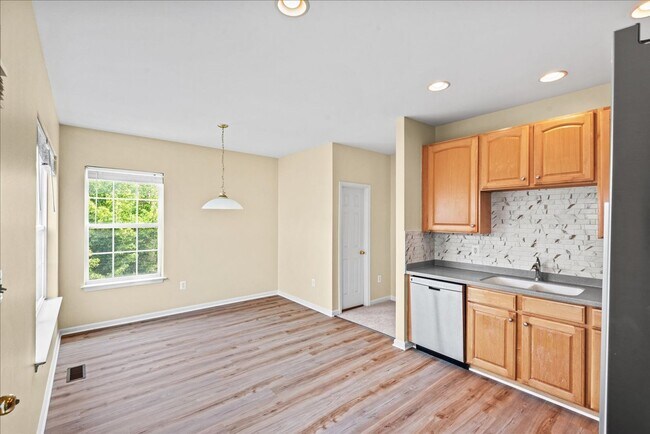 Building Photo - Modern Comfort Meets Convenience, Close to...