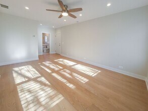 Building Photo - 2020 W Ainslie St