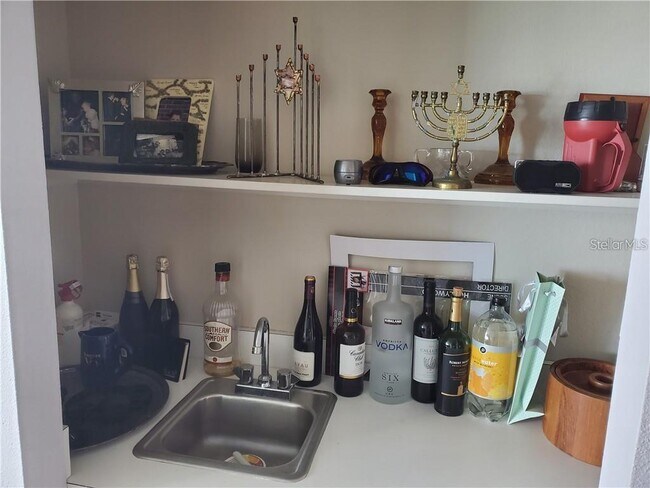 Building Photo - 1050 Longboat Club Rd