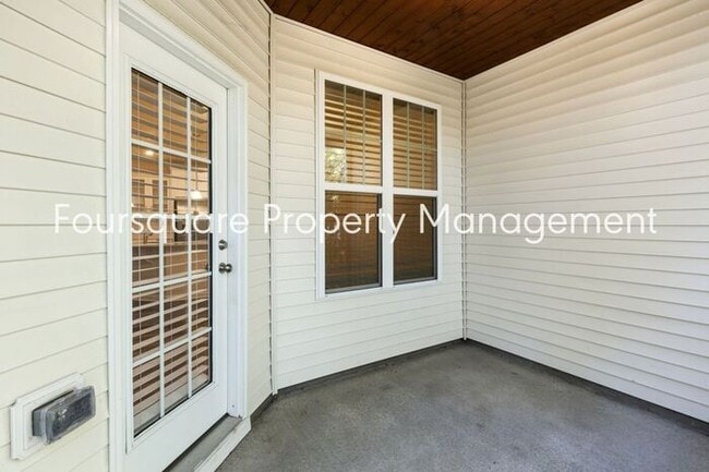 Building Photo - Townhome| Screened -In Back Porch |One Car...
