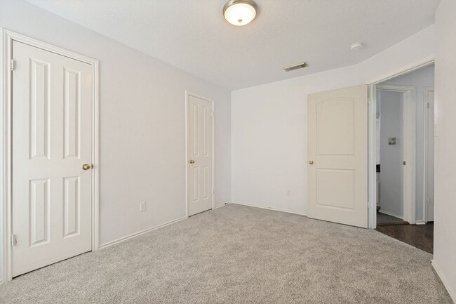 Building Photo - Charming 3 Bedroom 2.5 Baths located in Fall Creek!