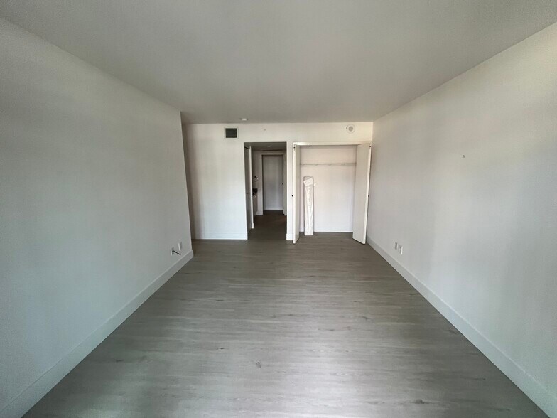 Master Bedroom - 500 W Harbor Dr