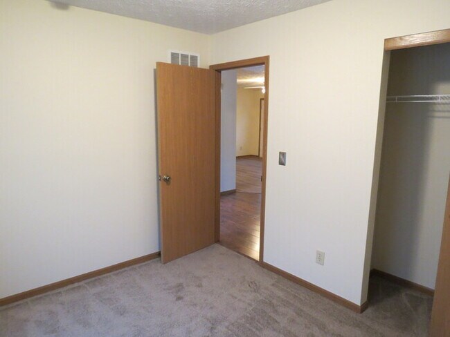 Building Photo - 4284 Nipigon Dr