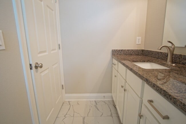 Building Photo - Gulf Breeze 3BR/2BA Townhome – Vaulted Cei...