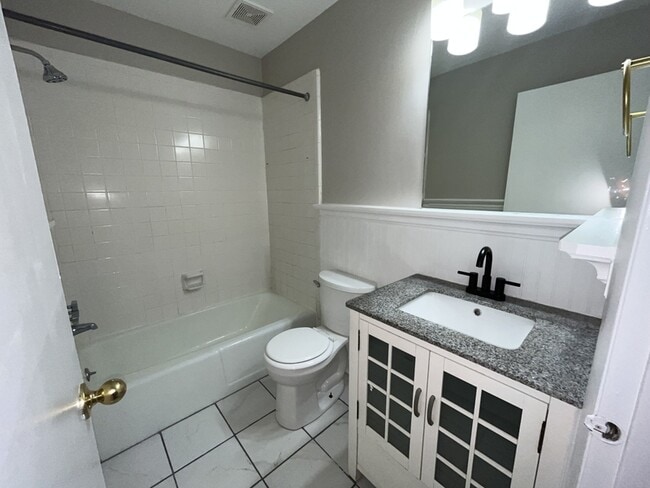 Building Photo - 1212 Schaub Dr