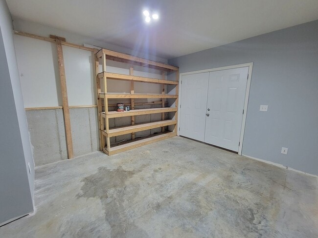 Building Photo - 5 bed/ 3 bath Single family home.