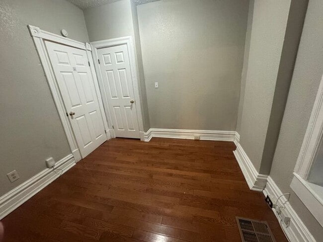 Building Photo - Beautiful 2 Bed 1 Bath Apartment with bonus room/office!