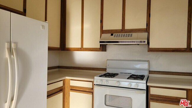 Building Photo - 533 S St Andrews Pl