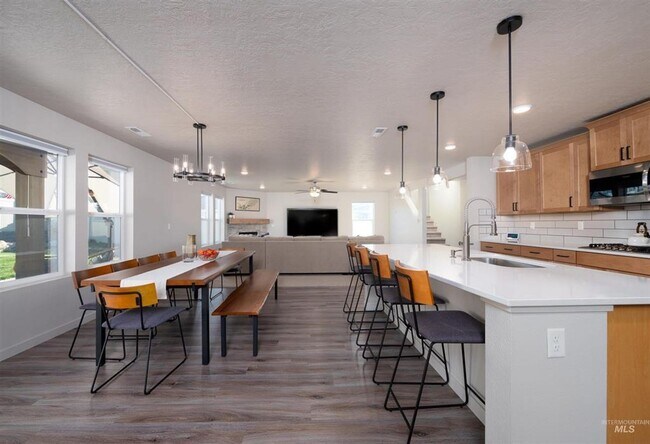 Building Photo - Spacious Modern Home w/Open Floor-Plan