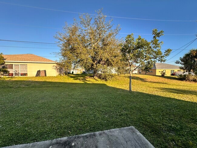 Building Photo - 531 SE 5th Pl