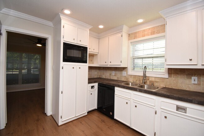 Building Photo - 2503 Southwick St