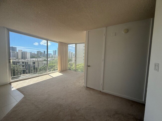 Building Photo - Remodeled 2 bedroom, 1 bath with assigned ...