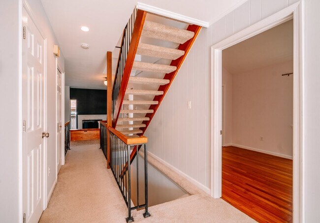 Building Photo - Spacious 5-Bedroom End-Unit Townhome in Reston with 3 Finished Levels, Renovated Kitchen & Fenced...