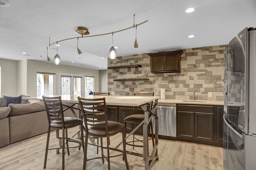Building Photo - 10503 E Meadow Run