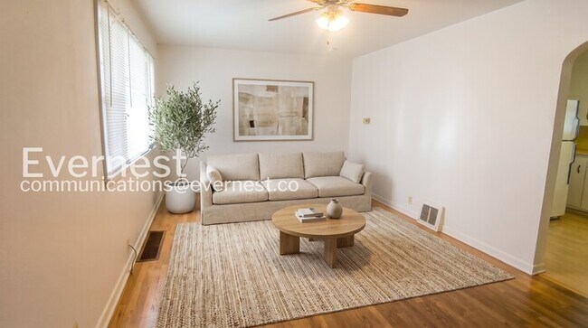 Building Photo - 2 Bed, 1 Bath Home with Fenced Yard / Available Soon!