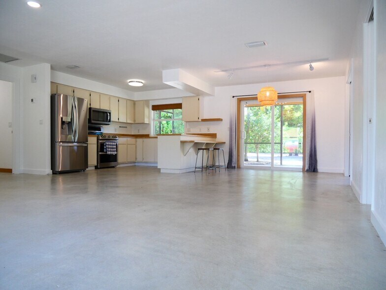 Building Photo - 11092 Orangewood Dr