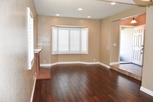 Building Photo - Beautiful 2 Story Home For Rent