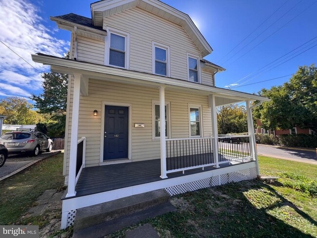 Building Photo - 102 Tennis Ave