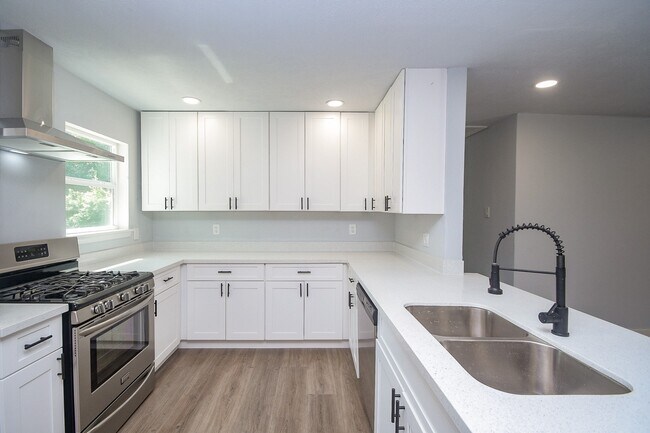 Building Photo - 9230 Lanewood Dr