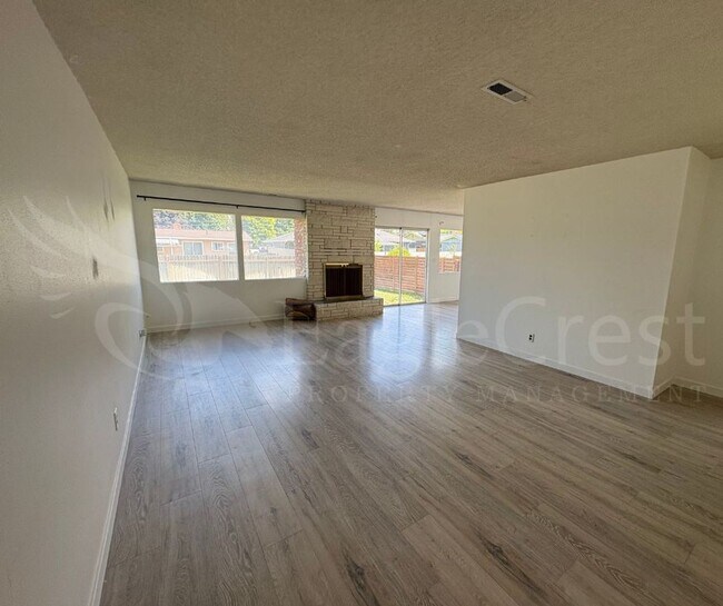 Building Photo - Three Bedroom, Two Bathroom House plus bon...