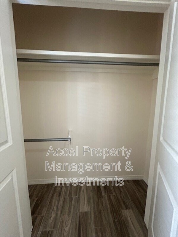 Building Photo - 1012 W La Pointe Ave