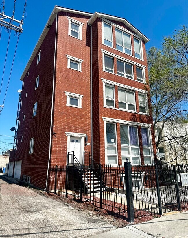 Primary Photo - 214 E 37th St