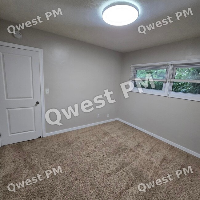 Building Photo - 1127 Eastmont Dr SE
