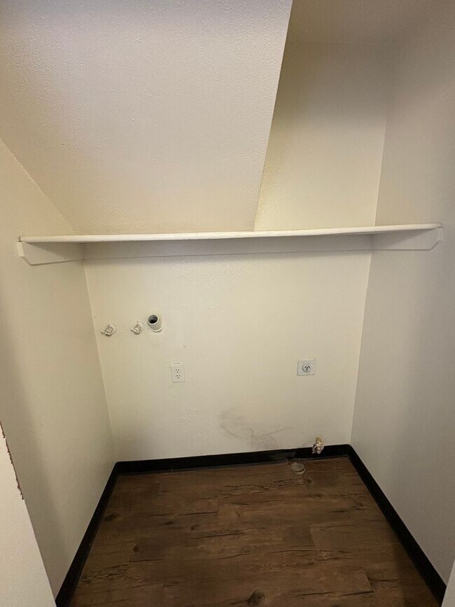 Building Photo - 3 Bedroom Home located in Westgate Neighbo...