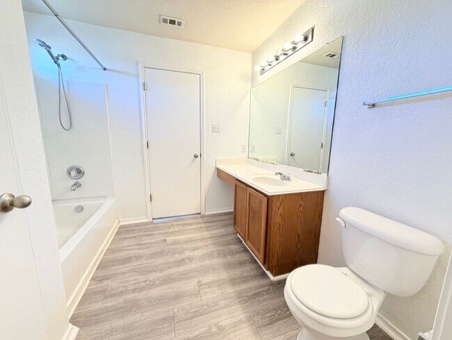 Building Photo - Super Nice 4 Bedroom w/Loft in Prime Location with Community Amenities