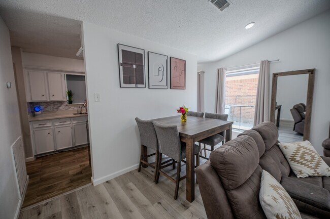 Building Photo - 4606 Meadowood Dr