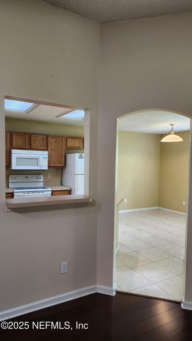 Building Photo - 256 Southlake Dr