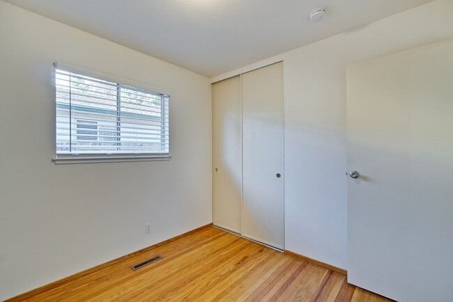 Building Photo - 1109 White Cliff Dr