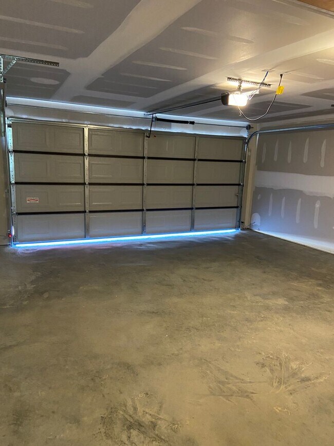 Building Photo - Available Now | Spacious 3 Bedroom, 2 Bathroom Home in Conrad Court