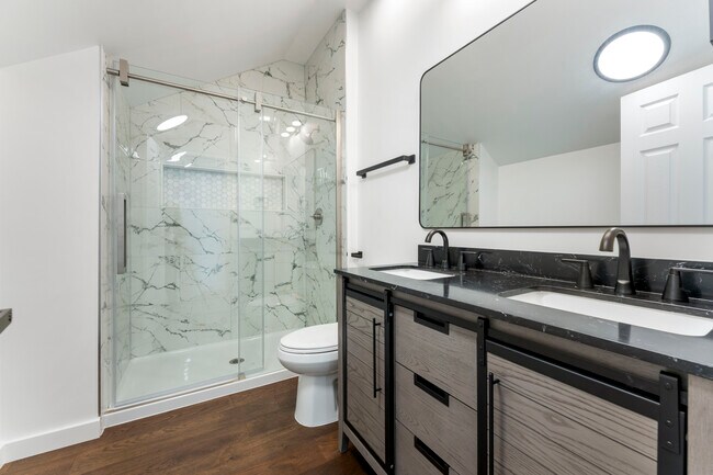 Building Photo - 413 S Trade St