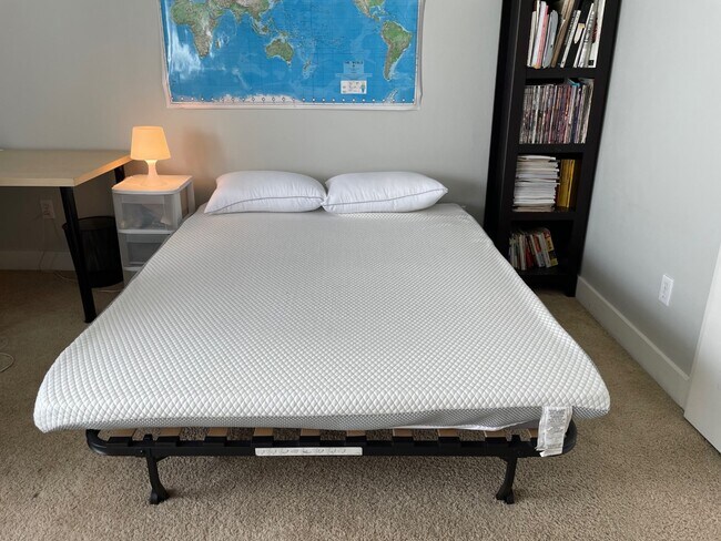 Building Photo - 1951 N Beachwood Dr