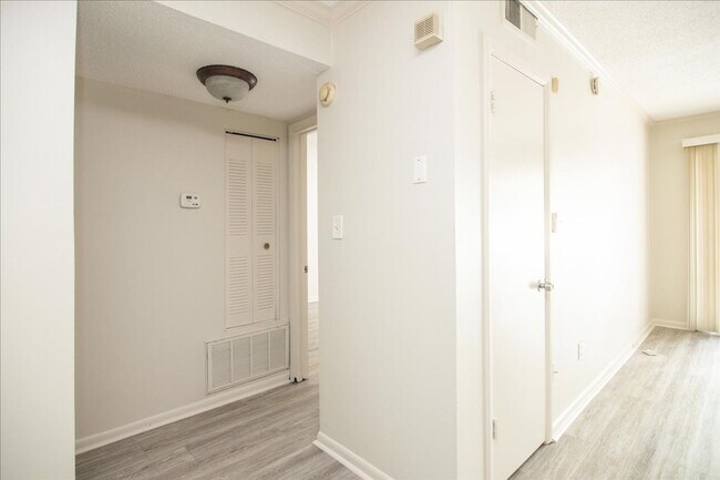 Building Photo - Newly Updated 1/1 Condo 1 Mile From Downto...