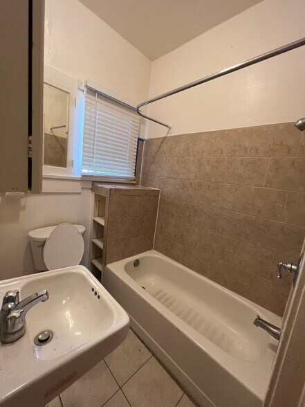 Primary Photo - 312 W Lynwood St