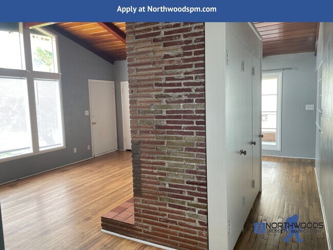 Building Photo - 3 Bedroom Charming House, located on quiet street off cul-de-sac.