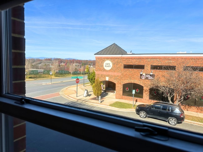 Building Photo - Upper Level Apartment in Wyndhurst with Gr...