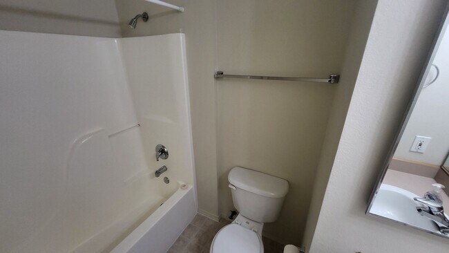 Building Photo - 562 NE Negus Loop
