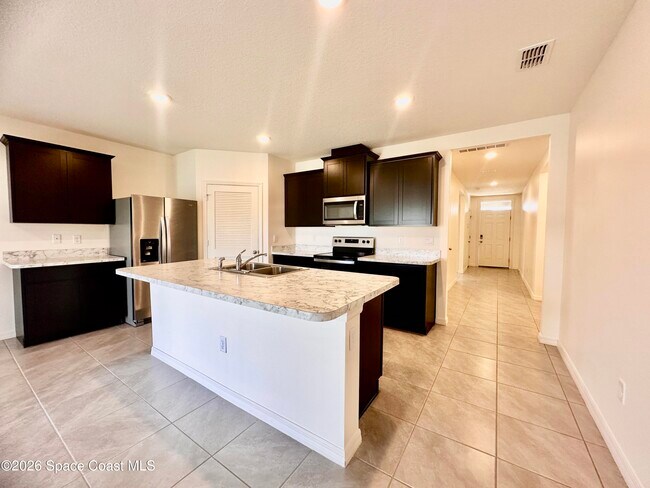 Building Photo - 919 Trinity St