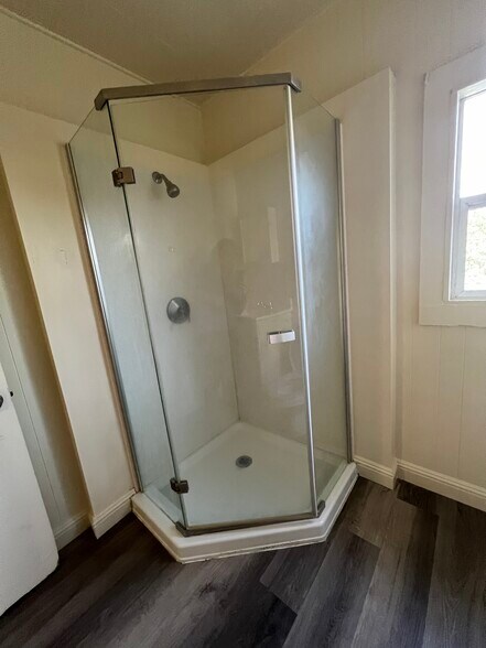 Building Photo - 409 E Rose St