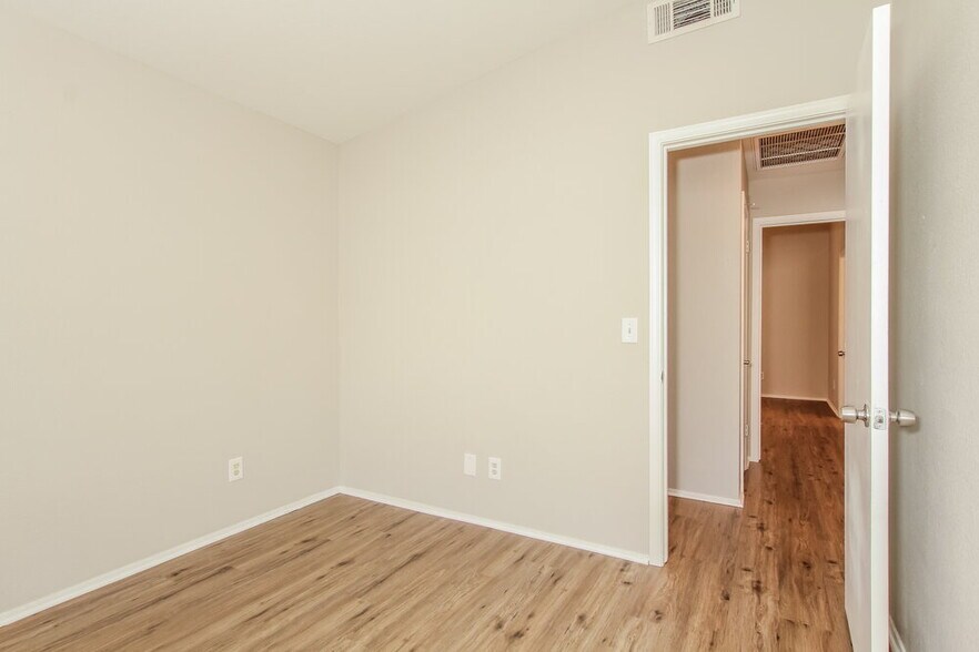 Building Photo - 1144 E Liberty Shores Dr