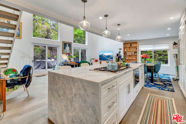 Building Photo - 3906 Alta Mesa Dr