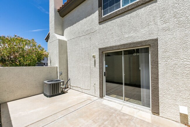 Building Photo - Modern 2 Bed, 2.5 Bath Henderson Townhome
