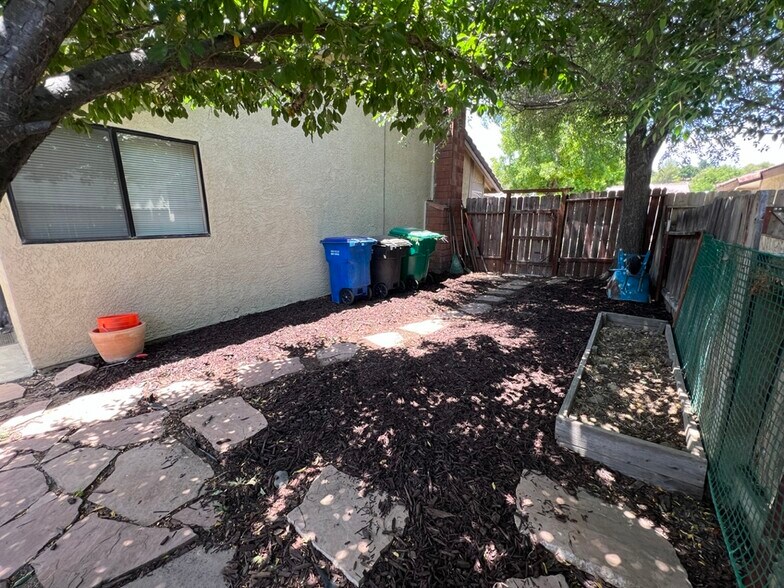 Side Yard - 212 Oak Meadow Ln