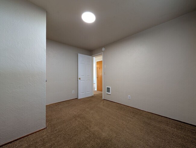 Building Photo - Nice 2 bed/1 bath duplex off River Road