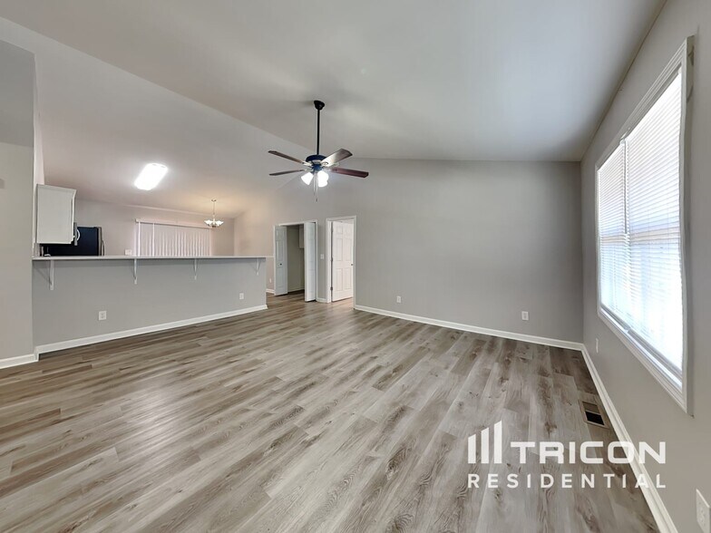 Building Photo - 868 Loch Lomond Cir