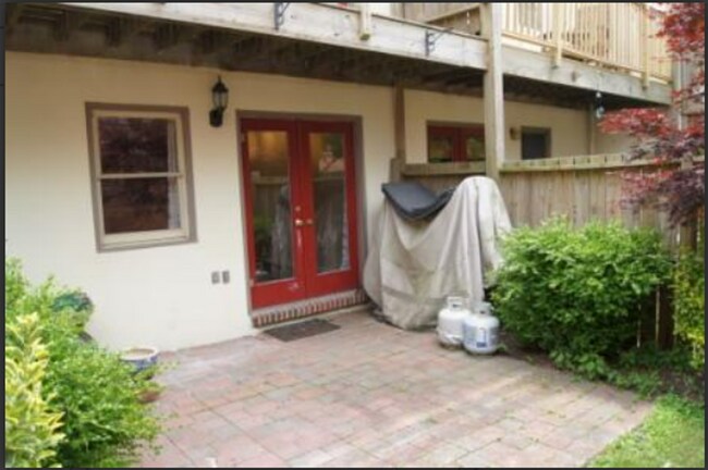 Building Photo - WONDERFUL 2 BEDROOM 1.5 BATH TOWNHOUSE W/ 1-CAR GARAGE!